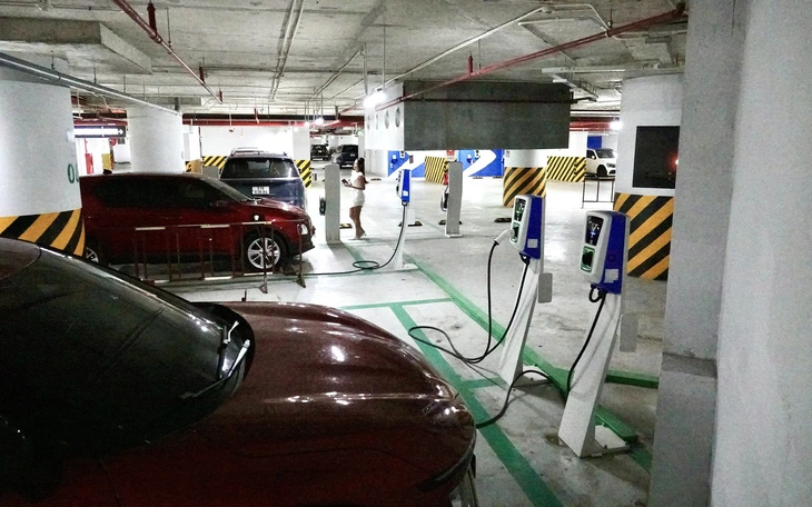 Sạc xe máy điện, xe đạp điện bằng cách dựng chân chống: Gọn nhẹ, đỡ tốn diện tích - Ảnh 7.