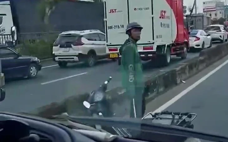 Xác minh vụ nhiều ô tô bị chém vỡ kính sườn ở Hà Nội - Ảnh 2.