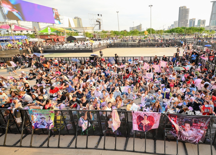 Ngàn khán giả đội mưa, nhiệt tình 'kiss cam' tại concert có HIEUTHUHAI, Pháp Kiều - Ảnh 10.