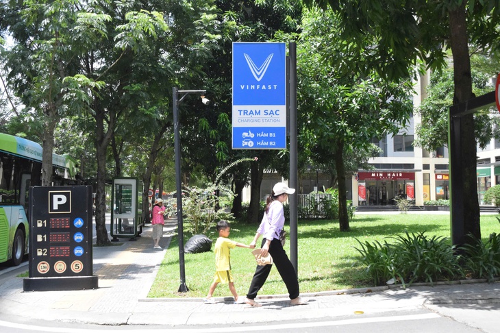 Chung cư 'nhà mình' cho sạc xe điện: Người dân thấy tiện, sẵn sàng chuyển đổi xanh - Ảnh 4.