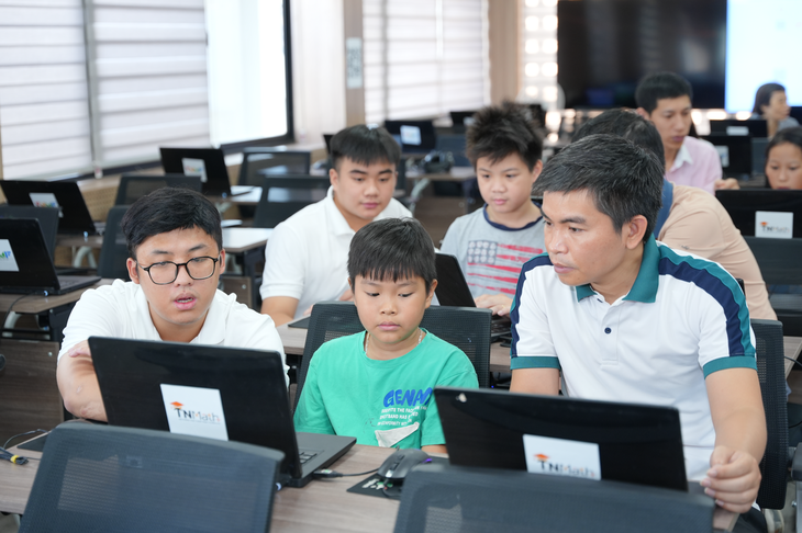GS Ngô Bảo Châu: Mở sân chơi toán học để nhiều học sinh tiếp cận dễ dàng hơn - Ảnh 1. Ra mắt Sân chơi toán học Việt Nam VNMF - Ảnh 1.