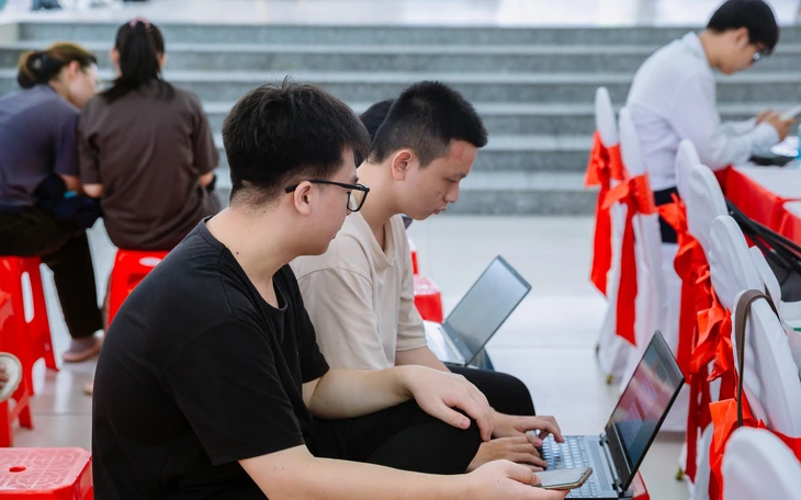 AI thu hẹp cơ hội việc làm của các cử nhân - Ảnh 2.