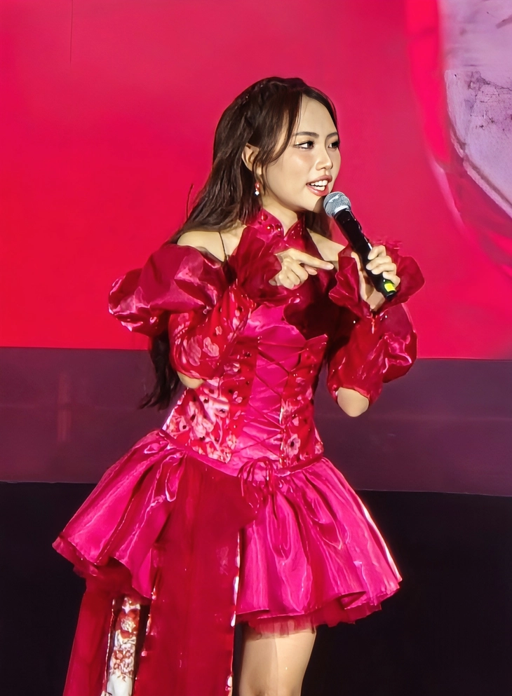 Phương Mỹ Chi hát cao chót vót trước hàng ngàn khán giả sau thành công Sing! Asia - Ảnh 2. Phương Mỹ Chi - Ảnh 2.