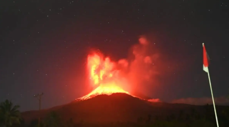 Núi lửa Lewotobi Laki-laki ở Indonesia phun dữ dội, cột tro bụi cao tới 18km - Ảnh 1. Núi lửa Lewotobi Laki-laki ở Indonesia phun dữ dội, cột tro bụi cao tới 18km - Ảnh 1.