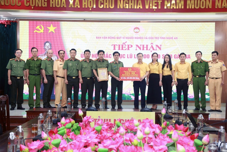Công an tỉnh Đồng Nai trao tặng 1,6 tỉ đồng hỗ trợ đồng bào bị thiệt hại do bão số 3 - Ảnh 2.