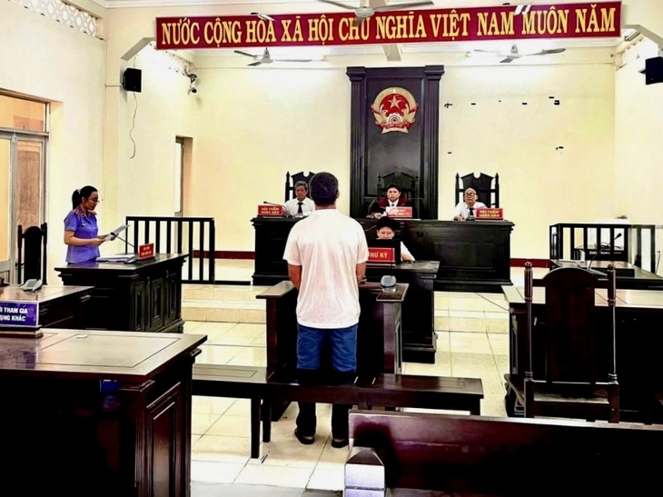 Tài xế phóng xe bán tải ở bãi biển Tuy Hòa bị xử phạt 6 tháng tù - Ảnh 1.