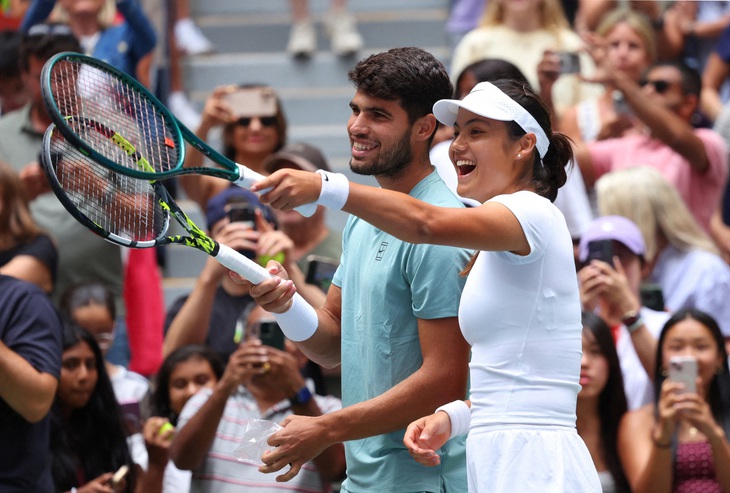 Raducanu - Alcaraz bị loại sớm và khoảnh khắc gượng gạo trên lưới tại US Open - Ảnh 1.