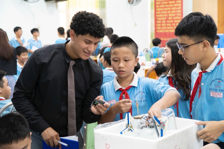 TP.HCM triển khai chương trình STEM song ngữ và tích hợp AI vào dạy học tiếng Anh - Ảnh 2.