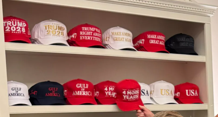 Ông Trump mời ông Zelensky và ông Macron đi xem 'cửa hàng lưu niệm MAGA giữa lòng Nhà Trắng' - Ảnh 2.
