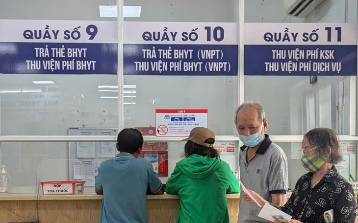 Người mua bảo hiểm y tế đề nghị tăng định mức chi trả, thêm thuốc - Ảnh 2.