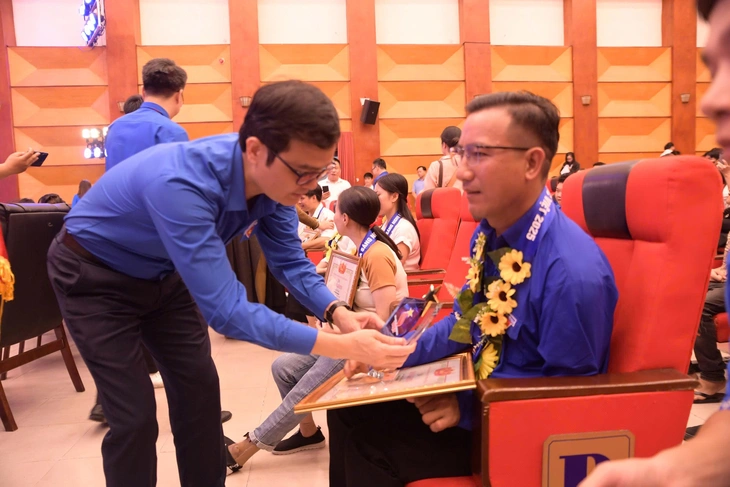 TikToker Viết Tường - chàng trai mắc hội chứng TICS được tôn vinh 'Tỏa sáng nghị lực Việt' - Ảnh 3.