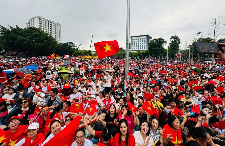 Đường phố xung quanh quảng trường Ba Đình tràn ngập người dân chờ xem tổng duyệt diễu binh - Ảnh 2. diễu binh - Ảnh 2.