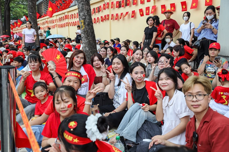 Đường phố xung quanh quảng trường Ba Đình tràn ngập người dân chờ xem tổng duyệt diễu binh - Ảnh 20. diễu binh - Ảnh 22.