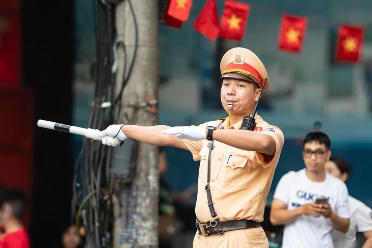 Đường phố xung quanh quảng trường Ba Đình tràn ngập người dân chờ xem tổng duyệt diễu binh - Ảnh 11. diễu binh - Ảnh 11.