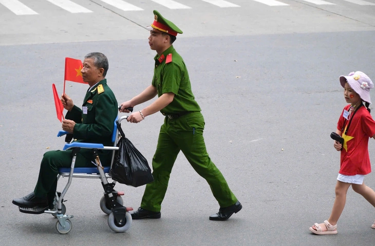 Đường phố xung quanh quảng trường Ba Đình tràn ngập người dân chờ xem tổng duyệt diễu binh - Ảnh 22. diễu binh - Ảnh 23.