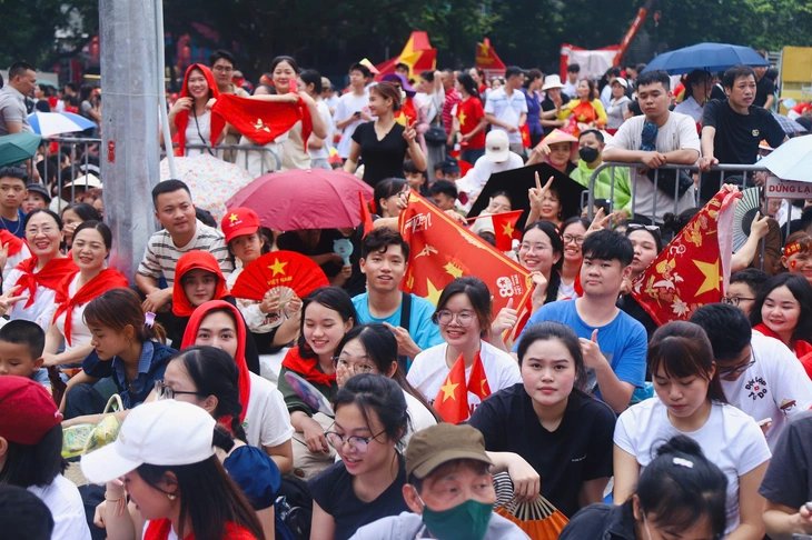 Đường phố xung quanh quảng trường Ba Đình tràn ngập người dân chờ xem tổng duyệt diễu binh - Ảnh 17. diễu binh - Ảnh 17.