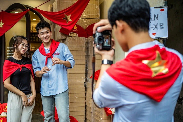 Tổng hợp luyện diễu binh: Người dân đem theo cờ Tổ quốc, đồng thanh hô vang 'Việt Nam - Hồ Chí Minh' - Ảnh 16. Tổng hợp luyện diễu binh: Người dân đem theo cờ Tổ quốc, đồng thanh hô vang 'Việt Nam - Hồ Chí Minh' - Ảnh 16.