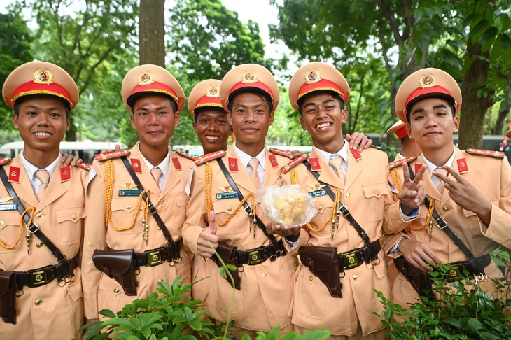 Đường phố xung quanh quảng trường Ba Đình tràn ngập người dân chờ xem tổng duyệt diễu binh - Ảnh 10. diễu binh - Ảnh 10.