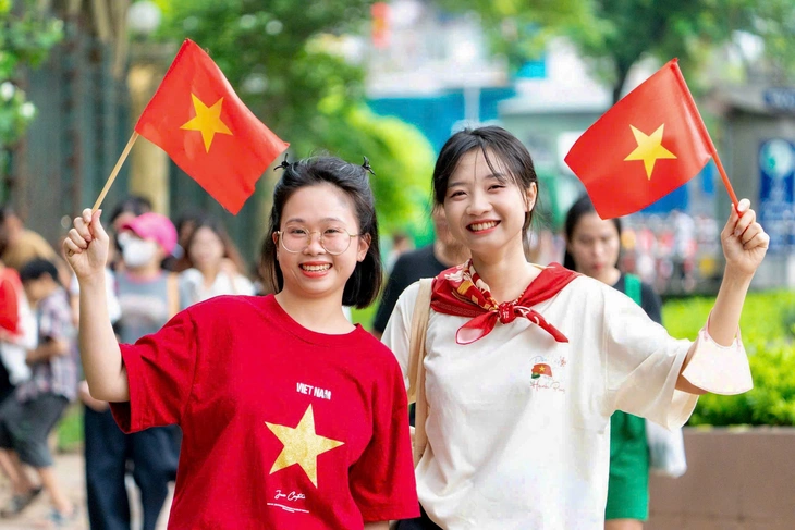 Đường phố xung quanh quảng trường Ba Đình tràn ngập người dân chờ xem tổng duyệt diễu binh - Ảnh 9. diễu binh - Ảnh 9.