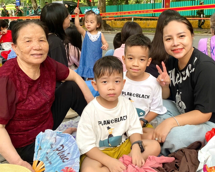 Đường phố xung quanh quảng trường Ba Đình tràn ngập người dân chờ xem tổng duyệt diễu binh - Ảnh 7. diễu binh - Ảnh 24.
