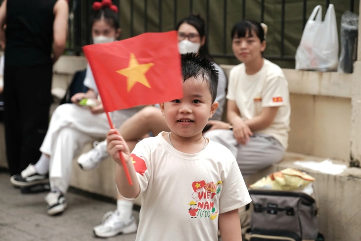 Đường phố xung quanh quảng trường Ba Đình tràn ngập người dân chờ xem tổng duyệt diễu binh - Ảnh 12. diễu binh - Ảnh 15.