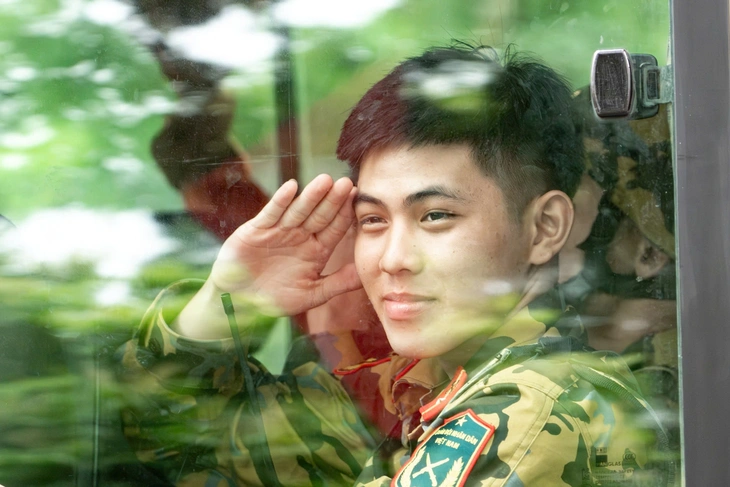 Đường phố xung quanh quảng trường Ba Đình tràn ngập người dân chờ xem tổng duyệt diễu binh - Ảnh 14. diễu binh - Ảnh 19.