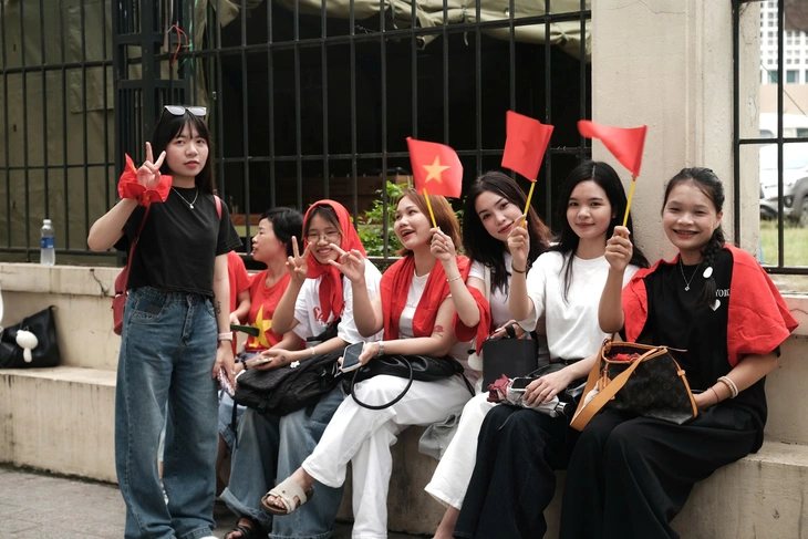 Đường phố xung quanh quảng trường Ba Đình tràn ngập người dân chờ xem tổng duyệt diễu binh - Ảnh 10. diễu binh - Ảnh 18.