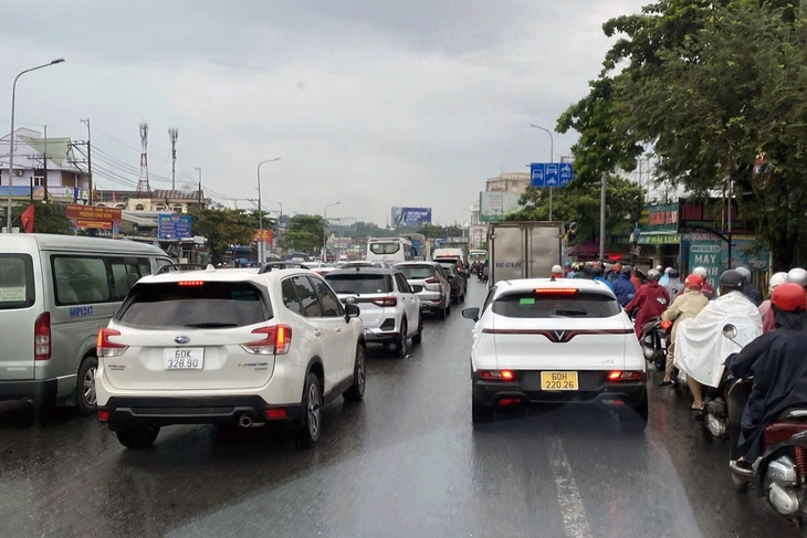 Đồng Nai: Mưa suốt đêm, quốc lộ chìm trong nước, nhiều nơi ngập lụt - Ảnh 2.