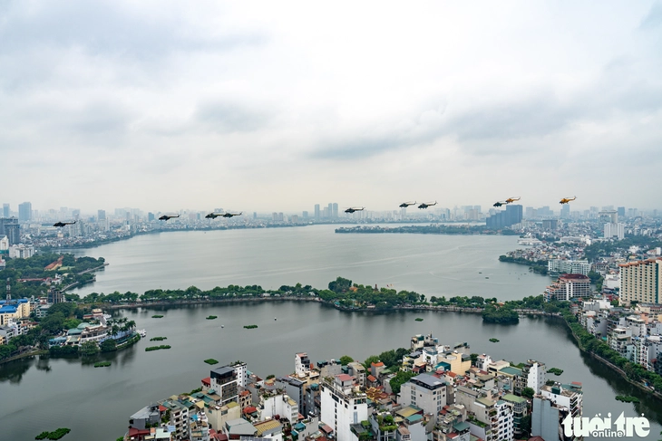Ngắm dàn trực thăng cùng máy bay vận tải bay qua quảng trường Ba Đình - Ảnh 9.