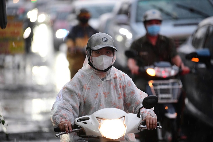 Thời tiết hôm nay 22-8: Hai miền Nam - Bắc mưa rào đến mưa to, miền Trung nắng nóng - Ảnh 1.