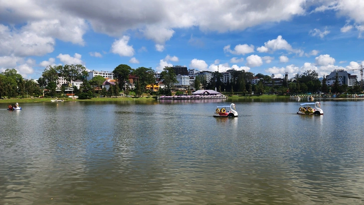 Cho kinh doanh xe đạp nước ở hồ Xuân Hương Đà Lạt trong khi chờ đấu thầu - Ảnh 2.