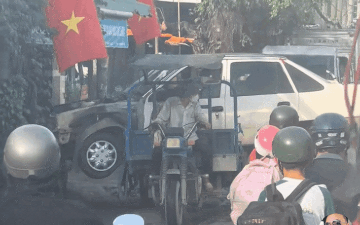 Chạy xe ba gác chở 'xác' ô tô, người đàn ông ở TP.HCM bị phạt - Ảnh 2.