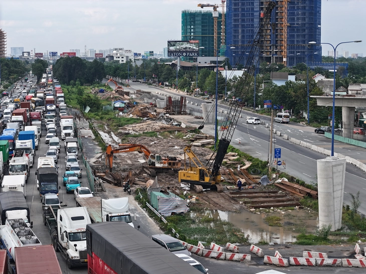 Có phải rất ít người đang thi công trên công trường? - Ảnh 1.