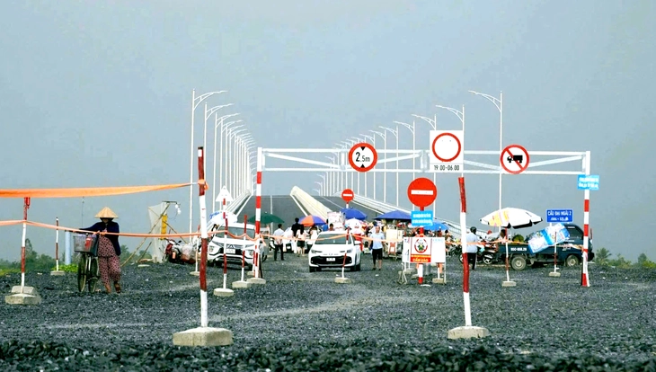 Kiểm tra, xử lý tình trạng người dân vượt rào, gây lộn xộn trên cầu Đại Ngãi 2 - Ảnh 1.