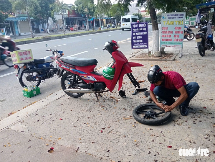 Người đàn ông thay ruột xe và tặng xăng cho người đi đường - Ảnh 2.