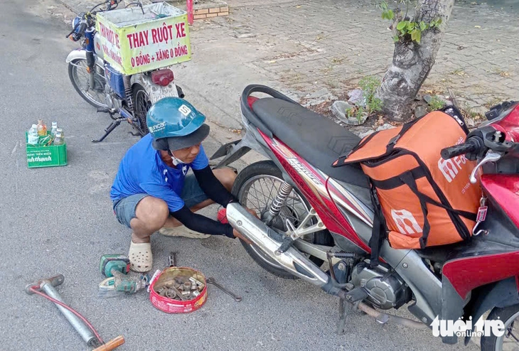 Người đàn ông thay ruột xe và tặng xăng cho người đi đường - Ảnh 3.