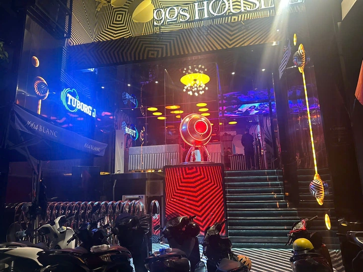 Bán bóng cười, 10 nhân viên 90'S House Lounge bị bắt giam - Ảnh 1.