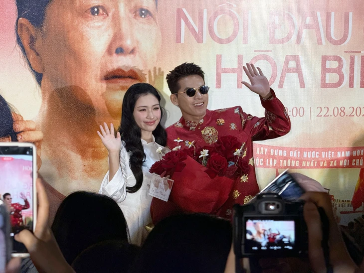 Mới sáng sớm, Hòa Minzy đã khiến hàng trăm người khóc nức nở - Ảnh 1.