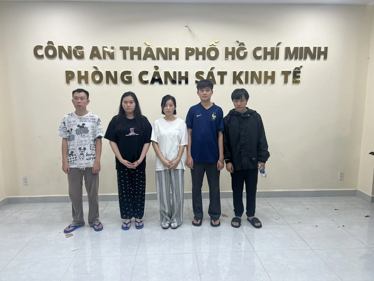 Công an TP.HCM bắt nhiều người liên quan hoạt động bán bóng cười tại bar Lava - Ảnh 1.