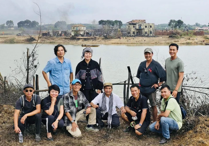 'Mưa đỏ' bùng nổ doanh thu với 22 tỉ đồng sau một buổi tối - Ảnh 2. 'Mưa đỏ' thu 22 tỉ đồng sau một buổi tối - Ảnh 2.