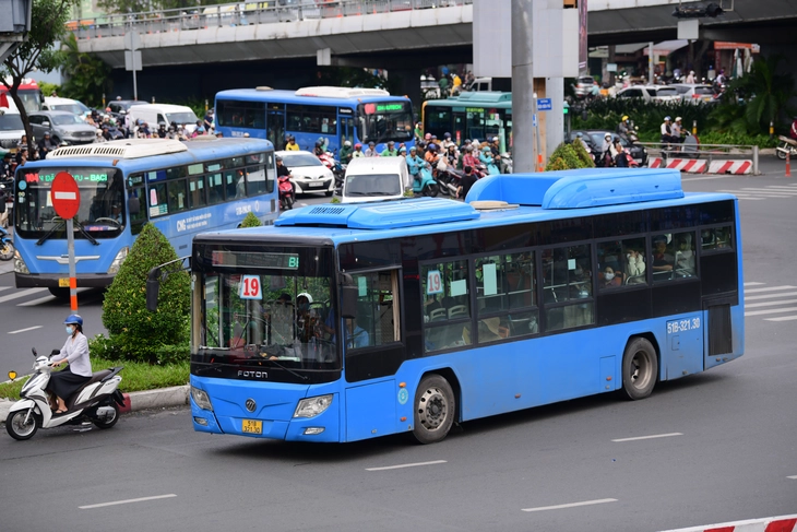 Nên có đường dành riêng cho xe buýt nhưng phải tính kỹ - Ảnh 1.
