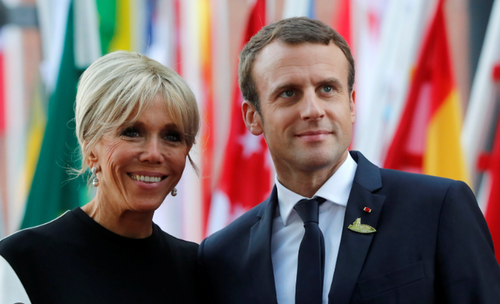 Tổng thống Pháp Macron lên tiếng bảo vệ phu nhân trước bão tin giả - Ảnh 1.