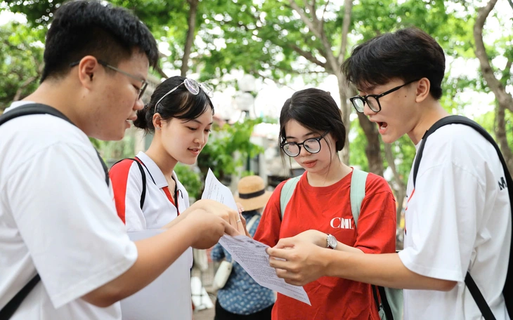 Sinh viên Trường Đại học Khoa học xã hội và Nhân văn thích thú với trạm sạc pin miễn phí - Ảnh 2.