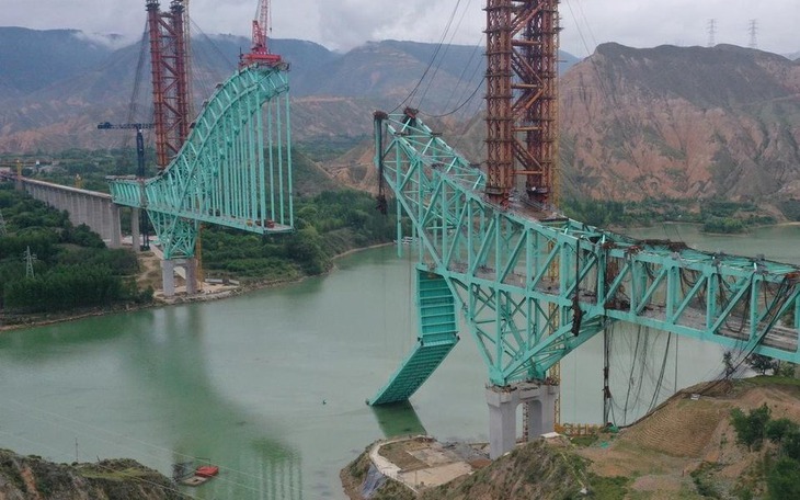 Sập cây cầu lớn ở Trung Quốc chỉ sau vài tháng khánh thành - Ảnh 3.