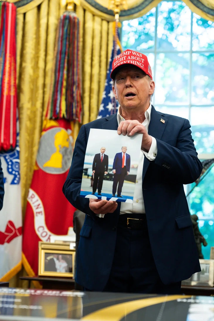 Ông Trump khoe quà tặng của ông Putin - Ảnh 1. Trump - Ảnh 1.
