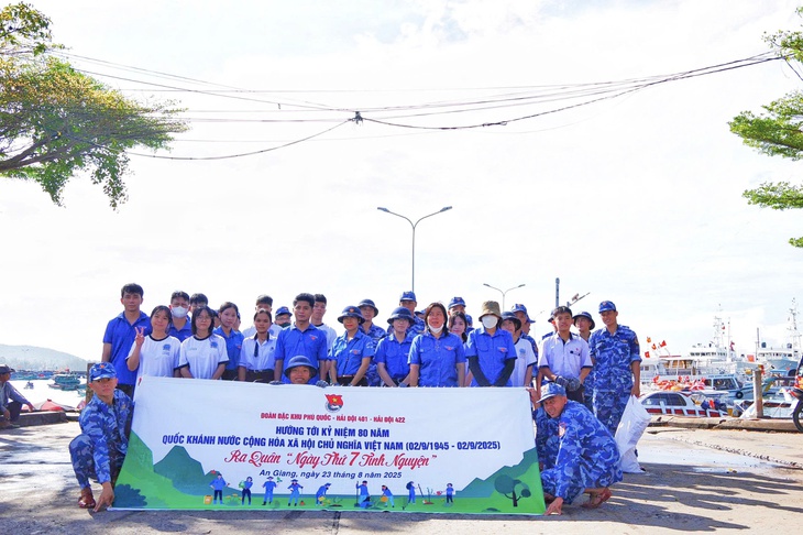 Thu gom khoảng 1 tấn rác thải nhựa ở khu vực biển Phú Quốc - Ảnh 2.