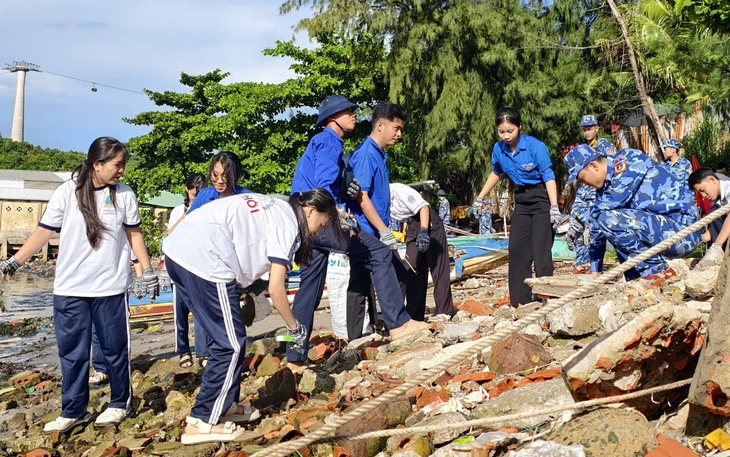 Ngày 2-9 khu vực trung tâm của Hà Nội phát sinh hơn 400 tấn rác thải - Ảnh 3.