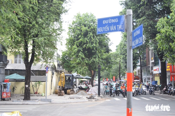 Cải tạo vỉa hè làm hỏng đèn, mất biển báo, Sở Xây dựng TP.HCM lên tiếng - Ảnh 1.