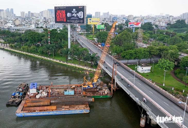 Làm sao nâng cầu Bình Triệu 1 mà xe cộ vẫn chạy bình thường? - Ảnh 1.
