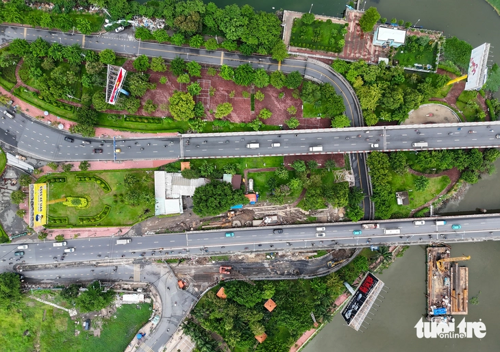 Làm sao nâng cầu Bình Triệu 1 mà xe cộ vẫn chạy bình thường? - Ảnh 2.